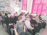 Летят над миром журавли